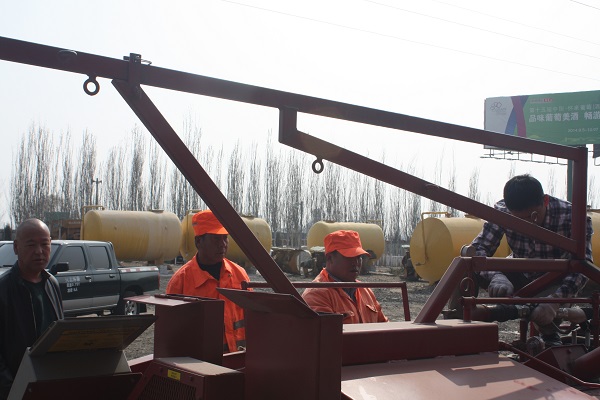 養(yǎng)護(hù)工區(qū)開展新灌縫機(jī)驗收培訓(xùn)活動